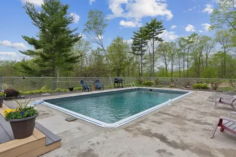 28 Oakledge Hills Road Raymond ME 04071