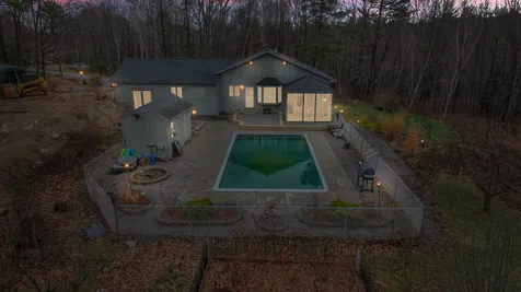 28 Oakledge Hills Road Raymond ME 04071