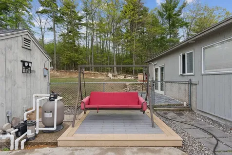 28 Oakledge Hills Road Raymond ME 04071