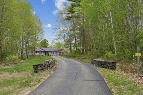 28 Oakledge Hills Road Raymond ME 04071