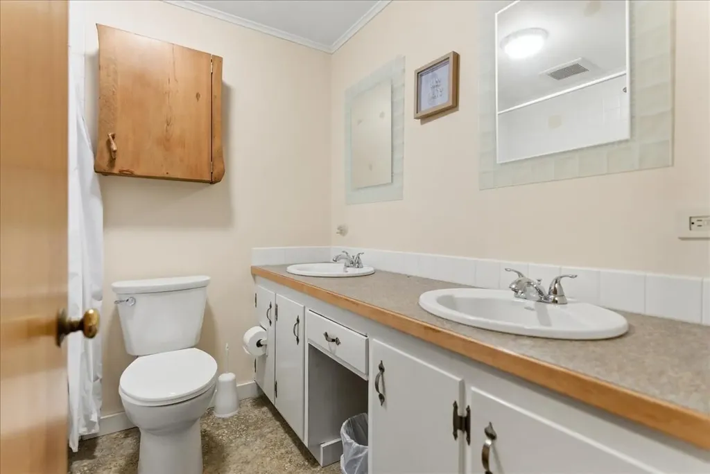 43 Holmes Road Winthrop ME 04364