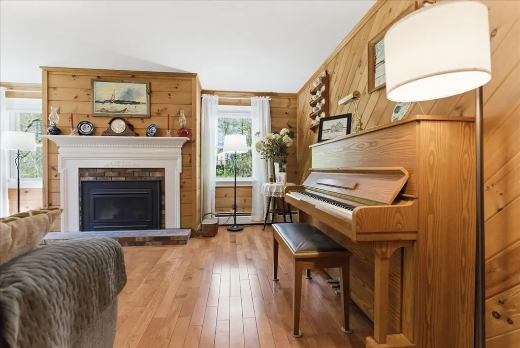 43 Holmes Road Winthrop ME 04364