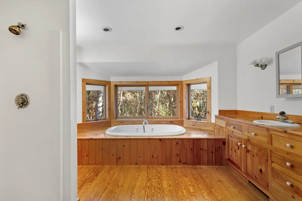 138 Cross Point Road Edgecomb ME 04556
