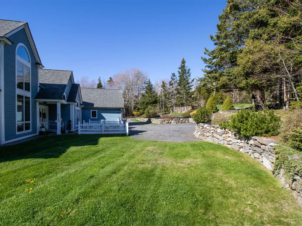 28 Yellow Head Road Bristol ME 04554