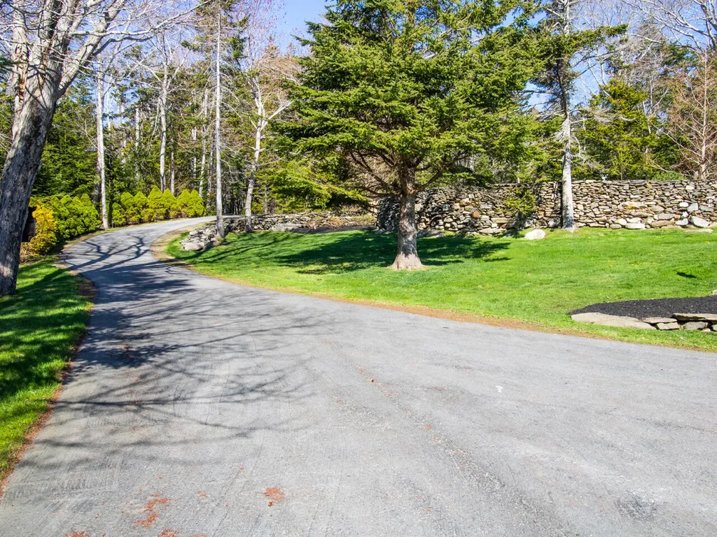 28 Yellow Head Road Bristol ME 04554