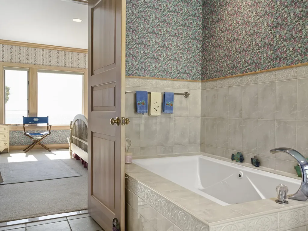 28 Yellow Head Road Bristol ME 04554