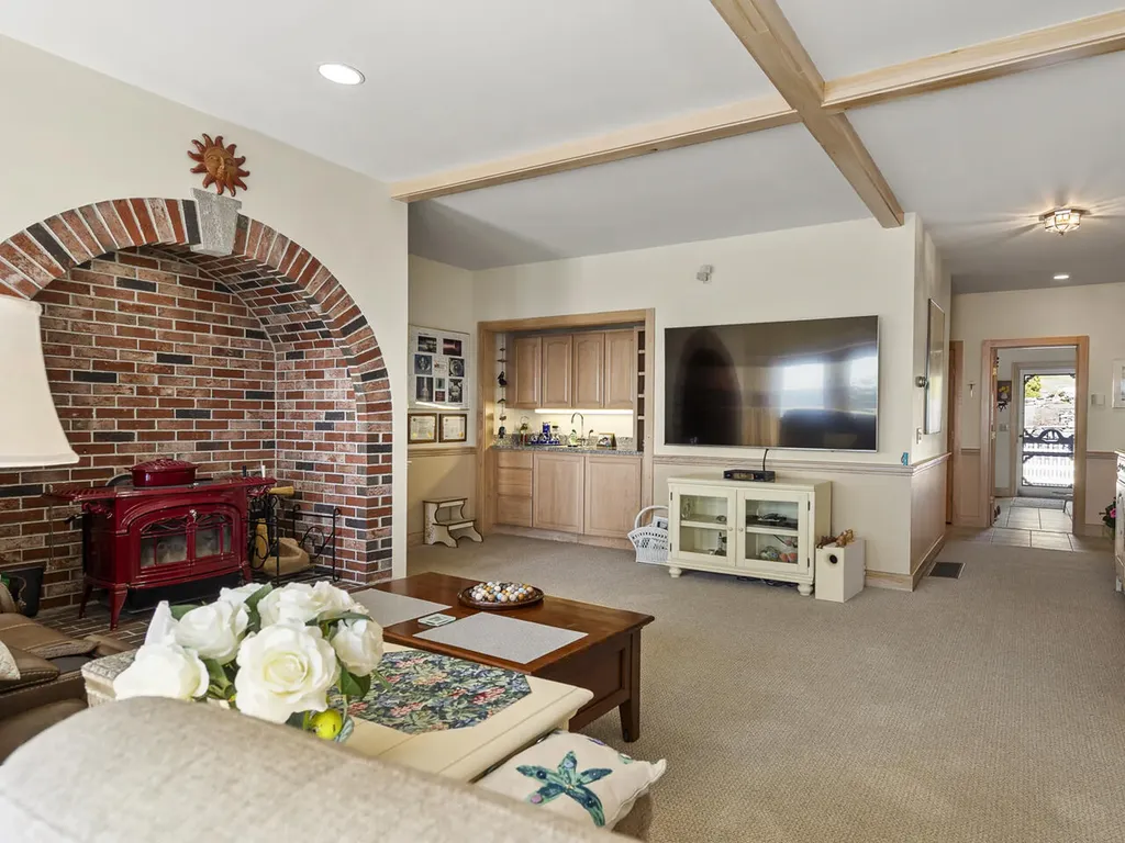 28 Yellow Head Road Bristol ME 04554