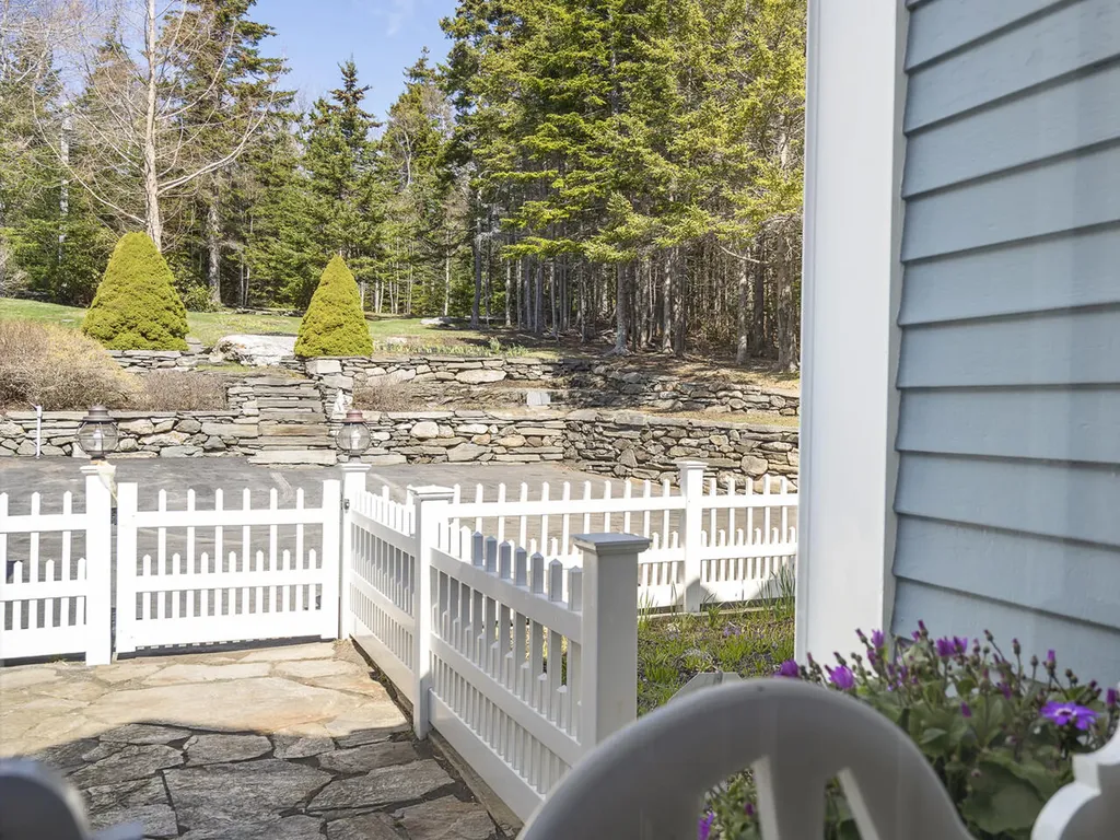 28 Yellow Head Road Bristol ME 04554