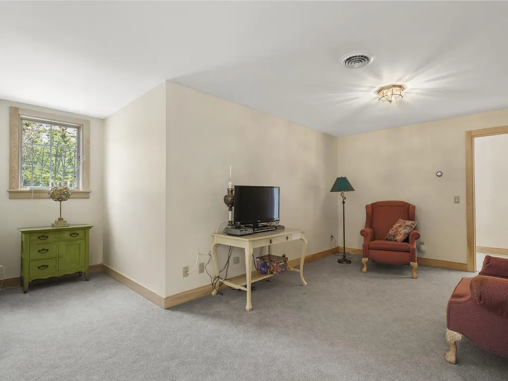 28 Yellow Head Road Bristol ME 04554