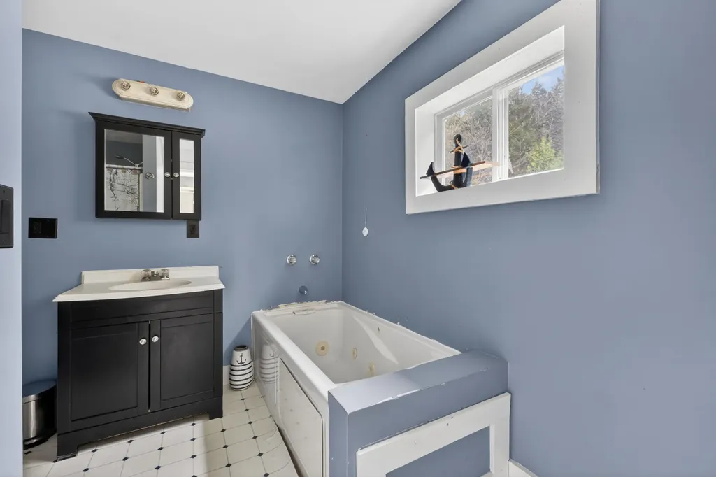 13 Carey Lane Gardiner ME 04345