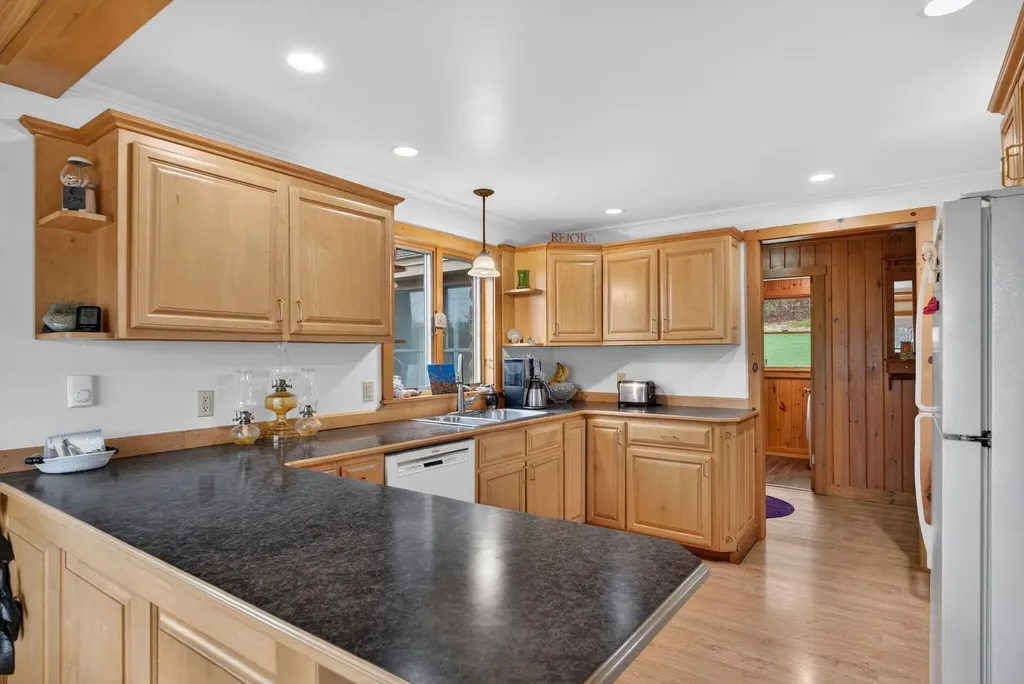 276 Middle Road Dresden ME 04342
