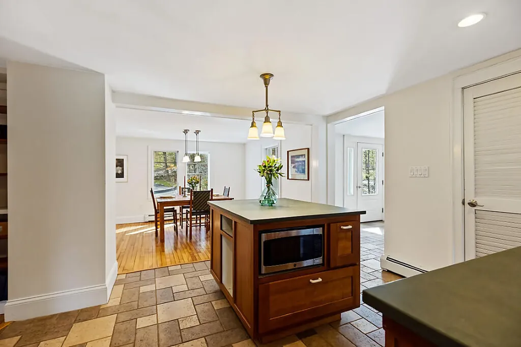 183 Mountain Road Falmouth ME 04105