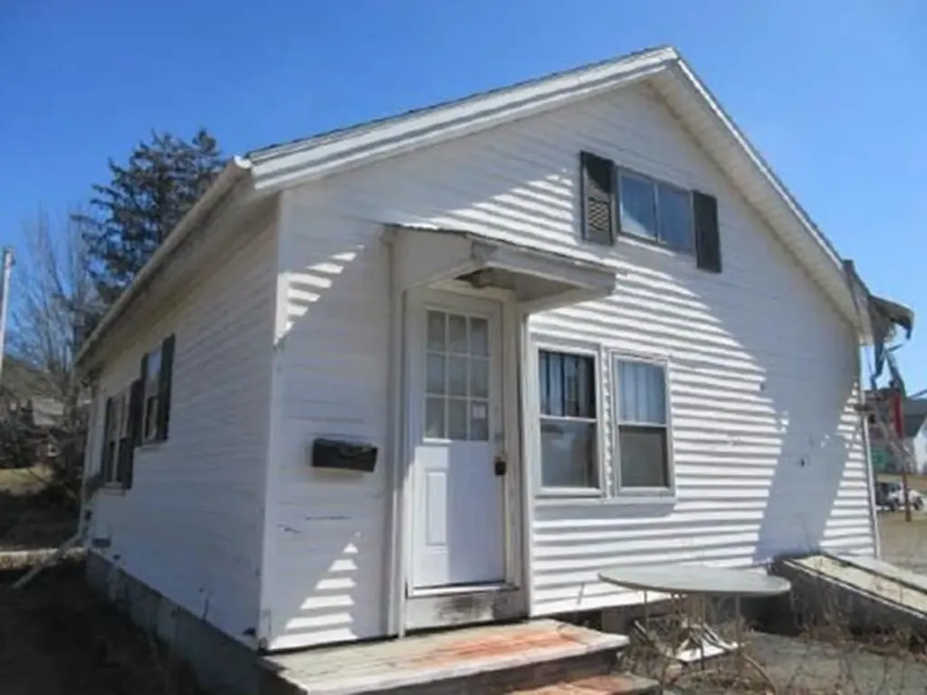 993 Main Road Holden ME 04429