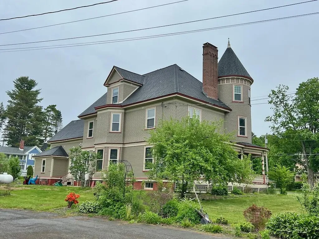 32 Pleasant Street Houlton ME 04730