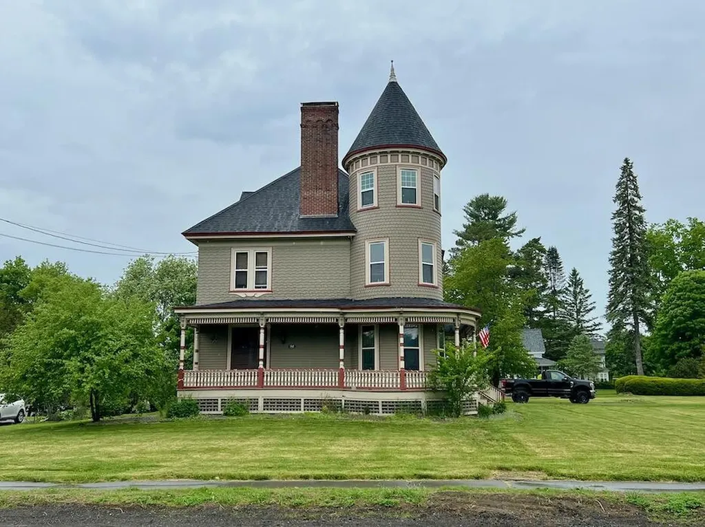 32 Pleasant Street Houlton ME 04730