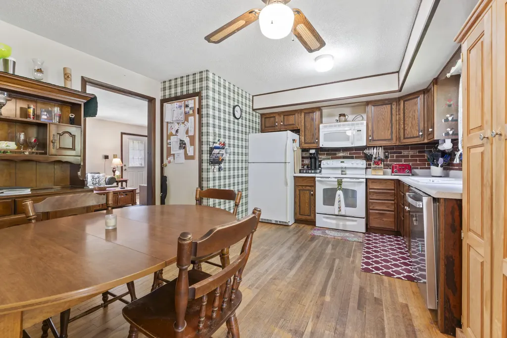 995 Middle Road Dresden ME 04342