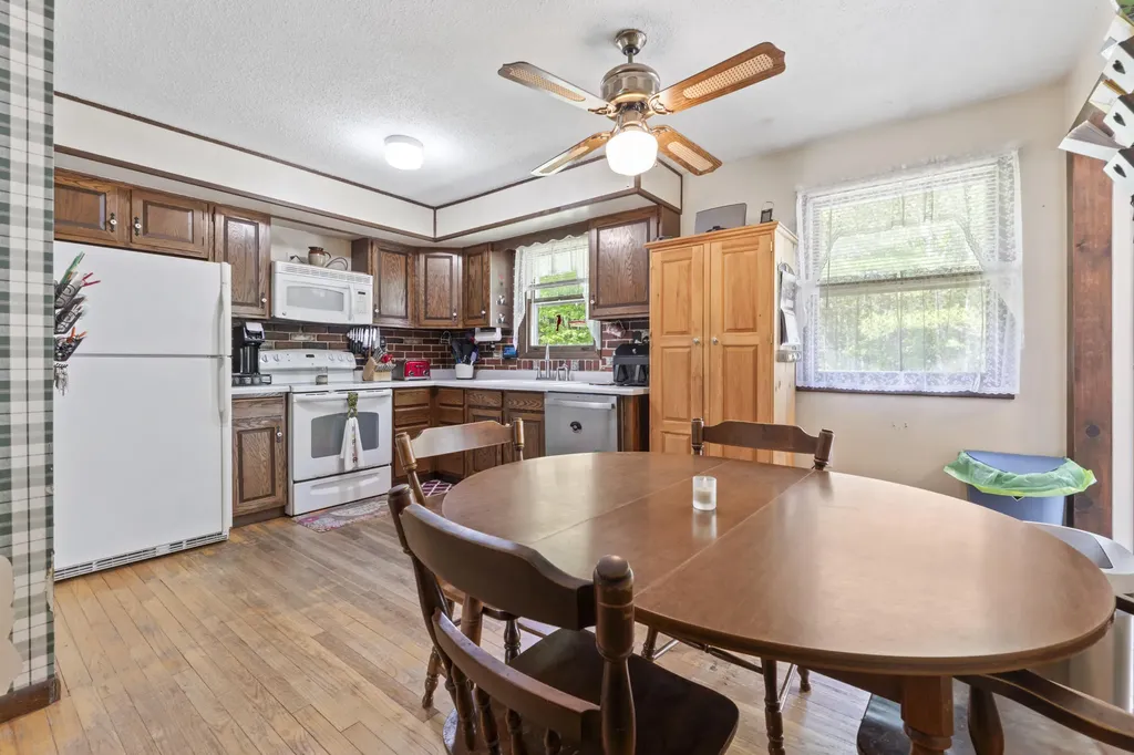 995 Middle Road Dresden ME 04342