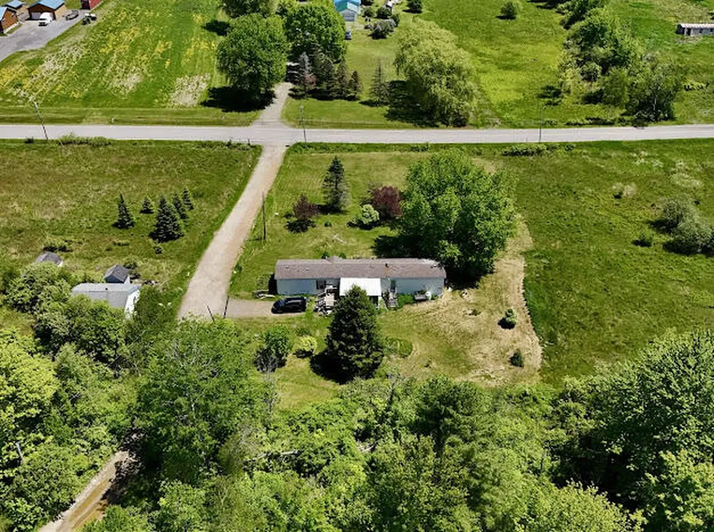8 Country Lane Saint Albans ME 04971