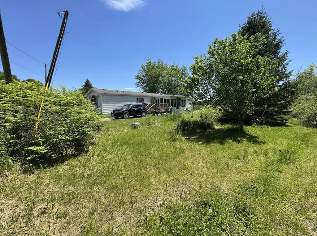 8 Country Lane Saint Albans ME 04971