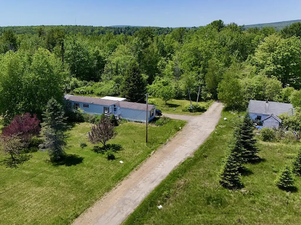 8 Country Lane Saint Albans ME 04971