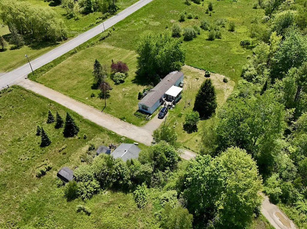 8 Country Lane Saint Albans ME 04971