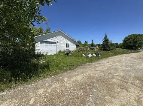 8 Country Lane Saint Albans ME 04971