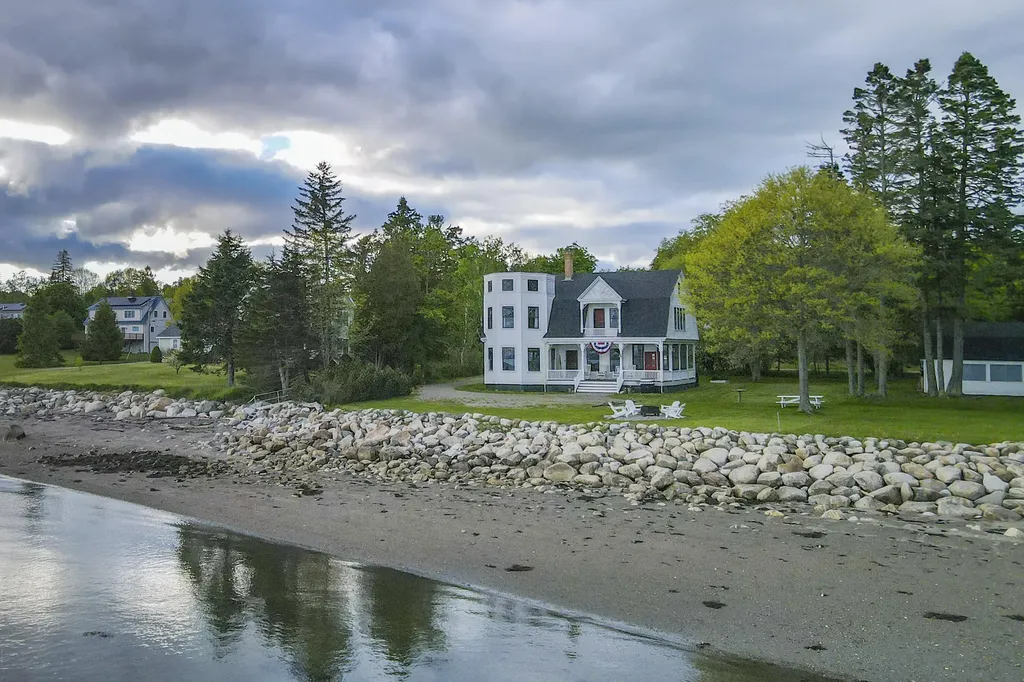 8 Navy Street Extension Searsport ME 04974