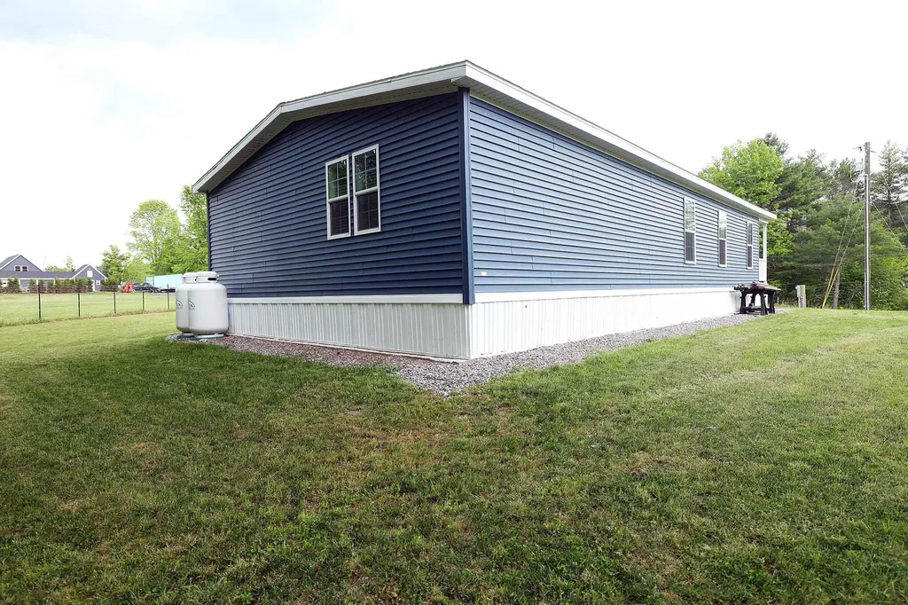 21 Rosie Lane Pittston ME 04345