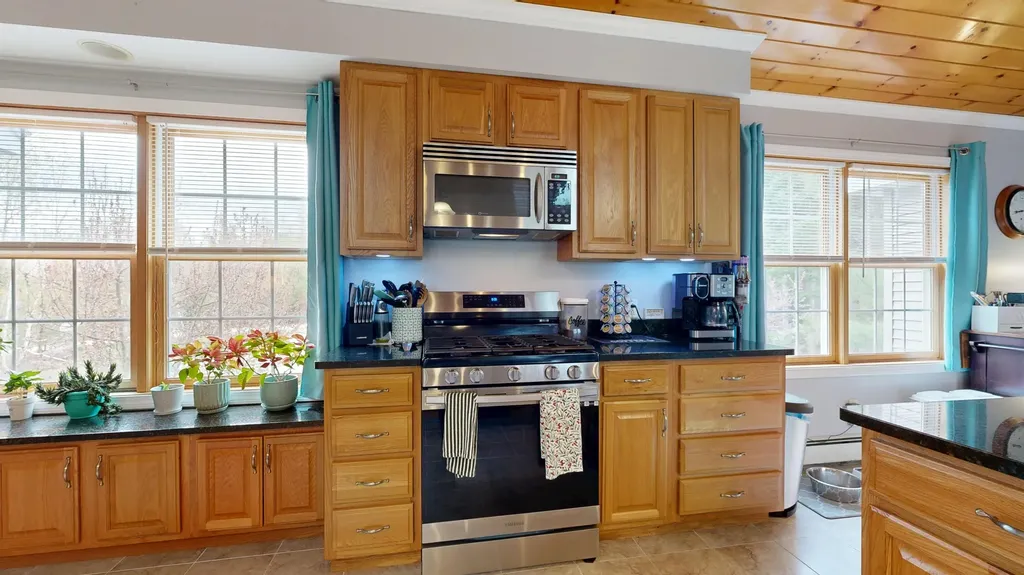 25 Sunrise Drive Paris ME 04281
