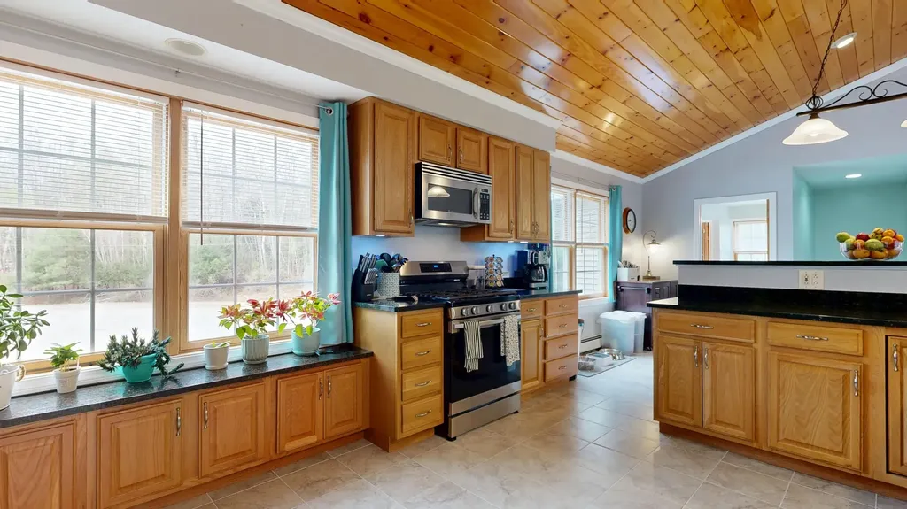 25 Sunrise Drive Paris ME 04281