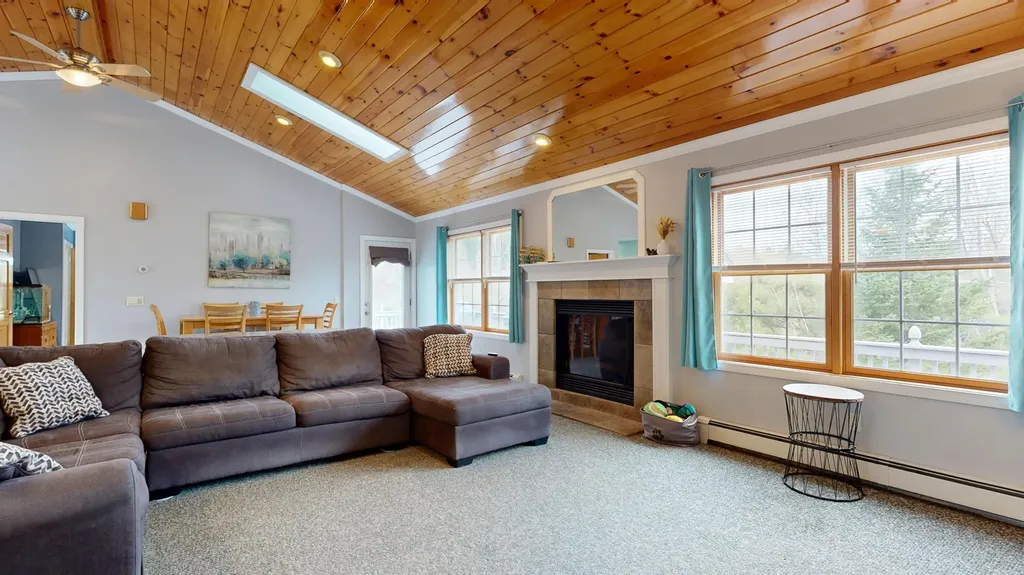 25 Sunrise Drive Paris ME 04281
