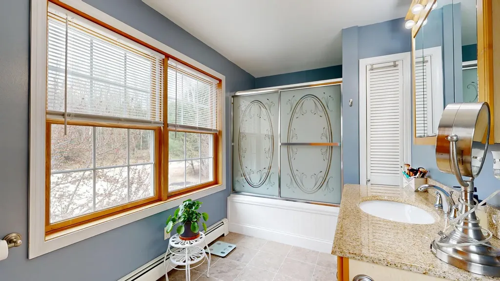 25 Sunrise Drive Paris ME 04281