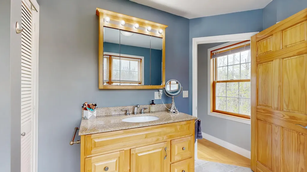 25 Sunrise Drive Paris ME 04281