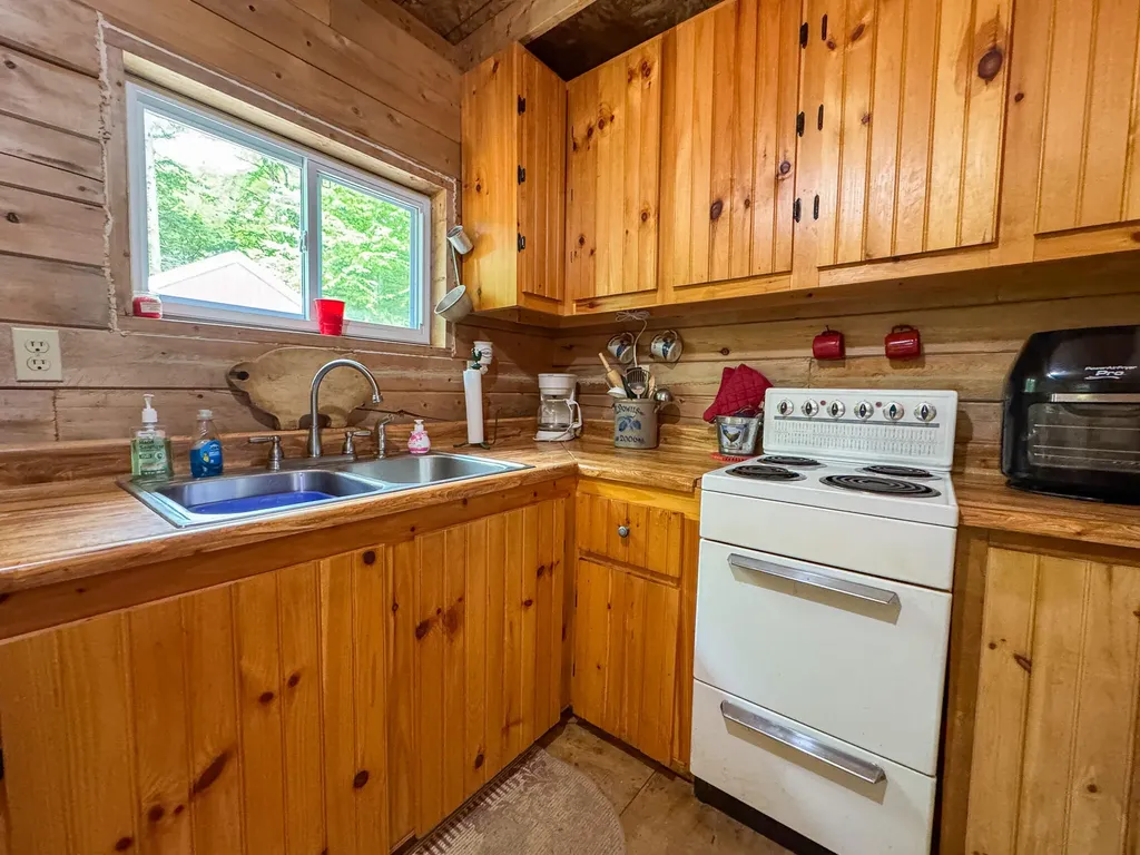 1740 Houston Road Lincoln ME 04457