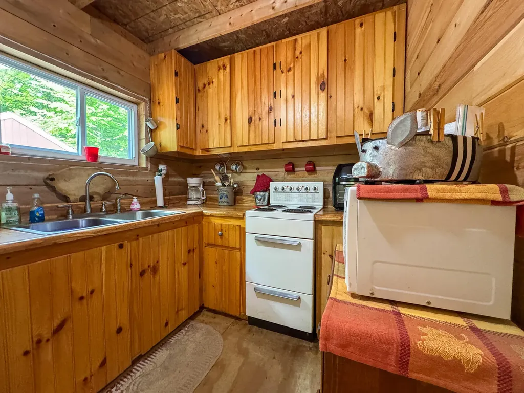 1740 Houston Road Lincoln ME 04457