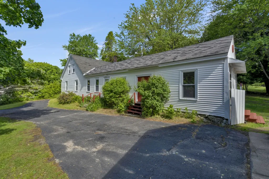209 Oak Hill Road Auburn ME 04210