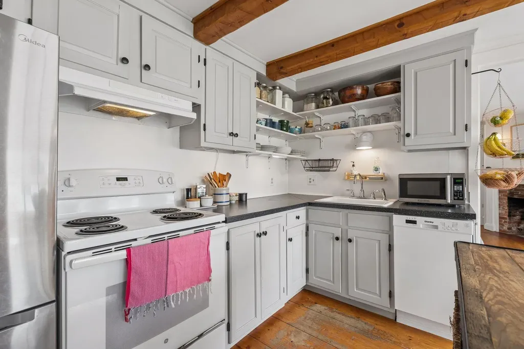 9 Bradbury Street Wiscasset ME 04578