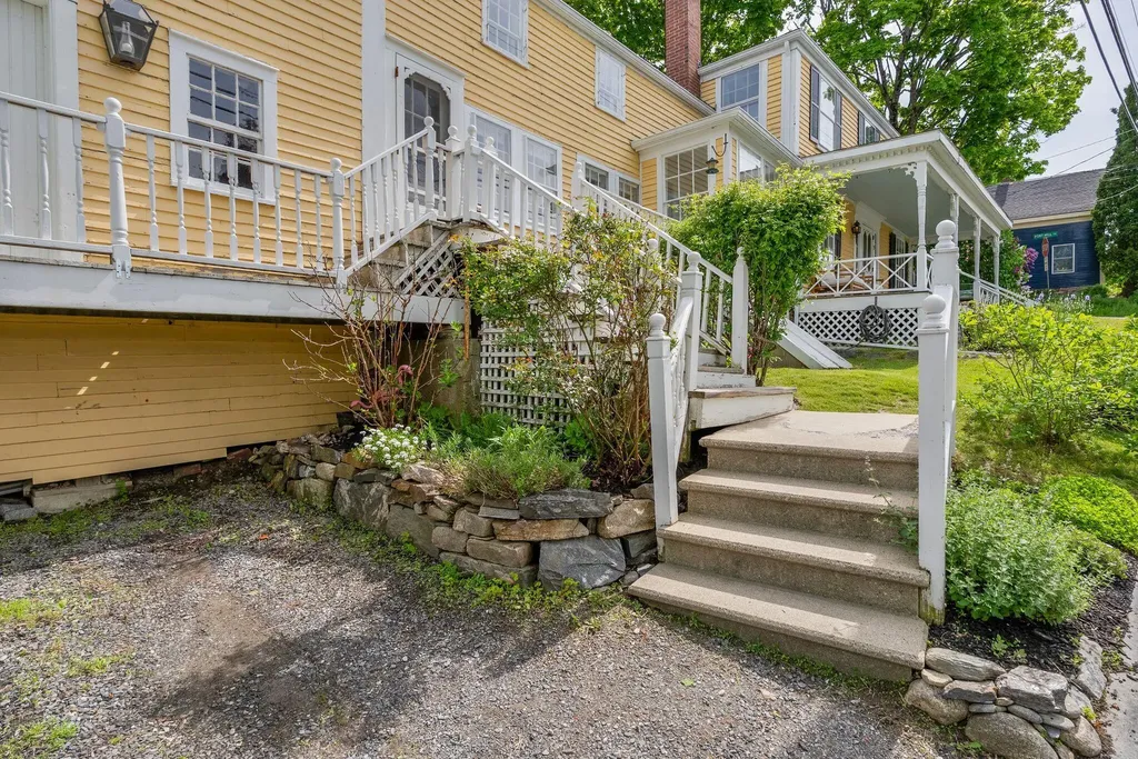 9 Bradbury Street Wiscasset ME 04578