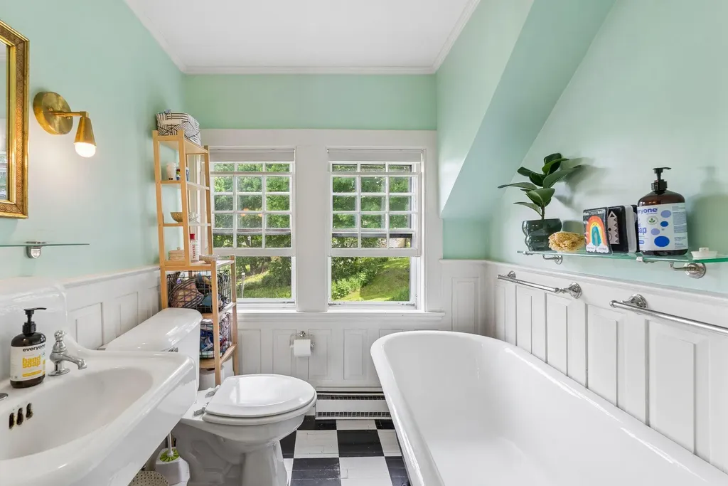 9 Bradbury Street Wiscasset ME 04578