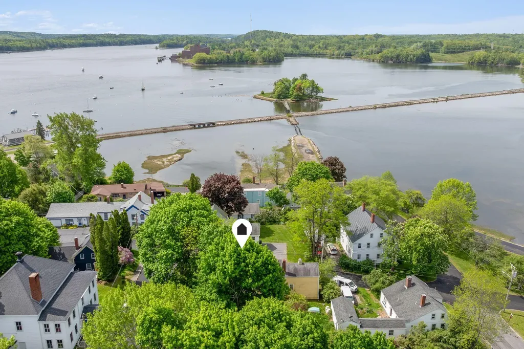 9 Bradbury Street Wiscasset ME 04578