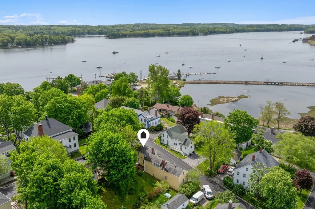 9 Bradbury Street Wiscasset ME 04578