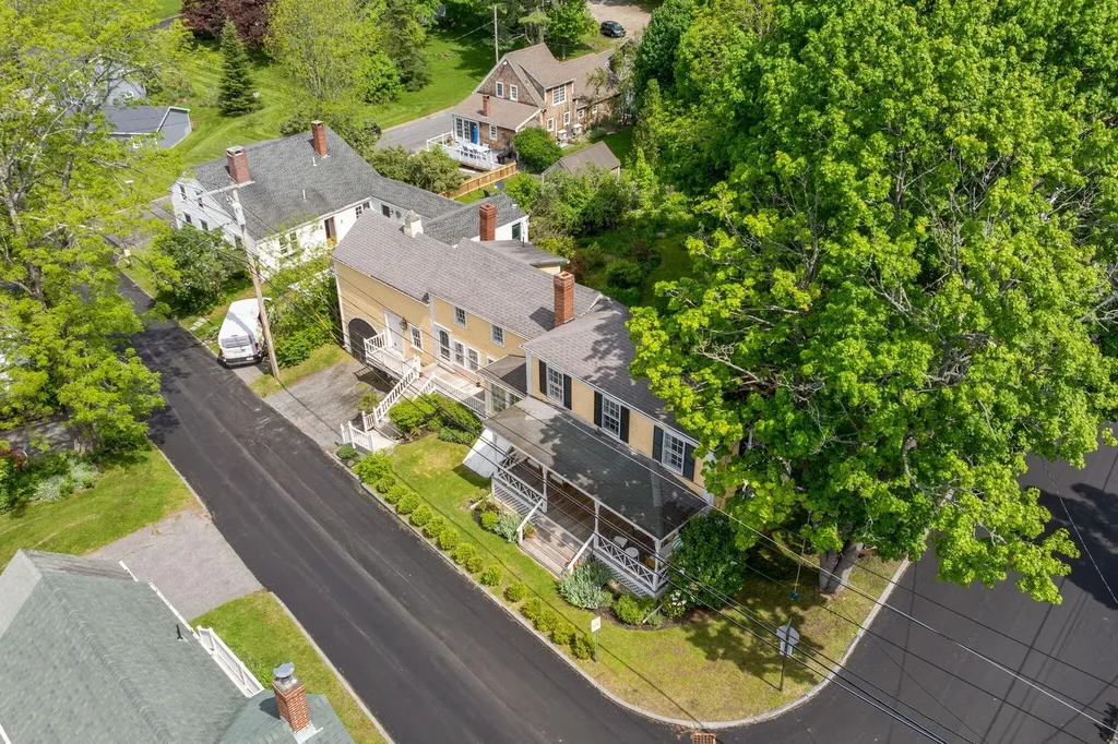 9 Bradbury Street Wiscasset ME 04578