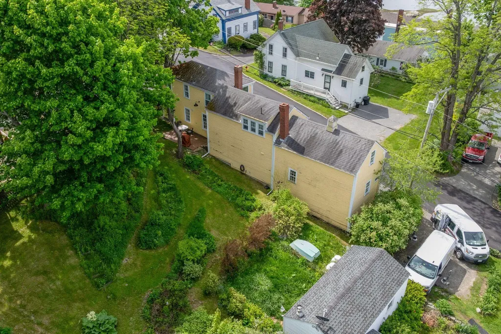 9 Bradbury Street Wiscasset ME 04578