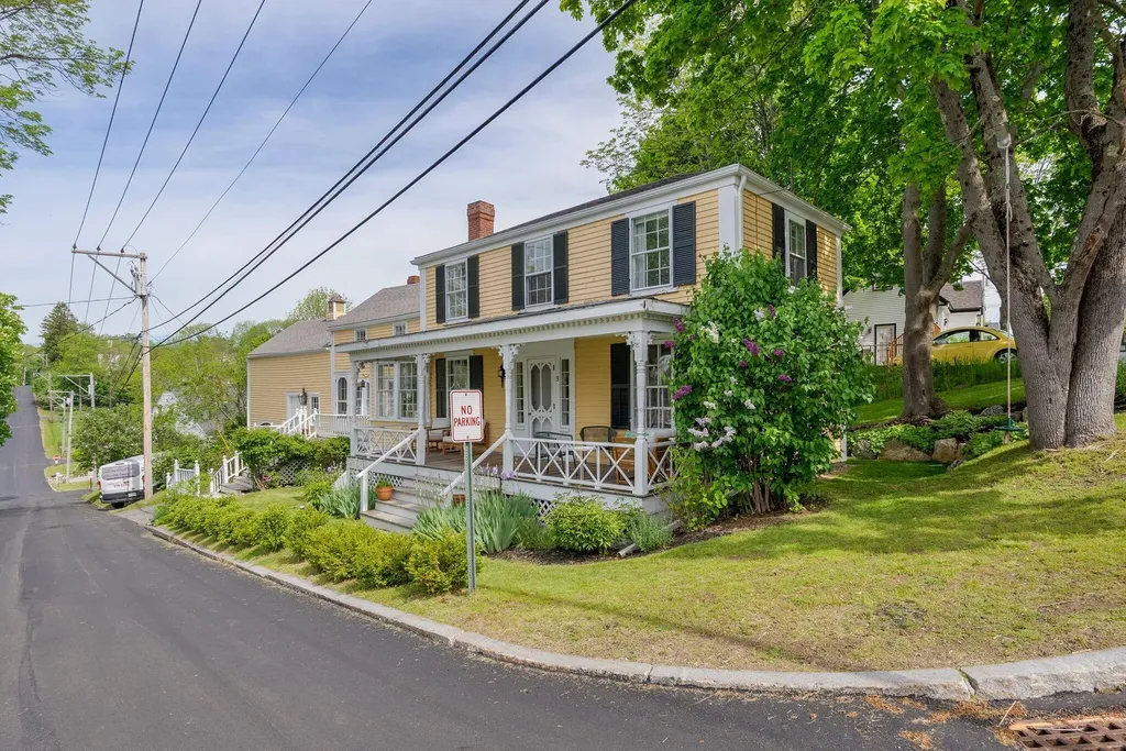 9 Bradbury Street Wiscasset ME 04578