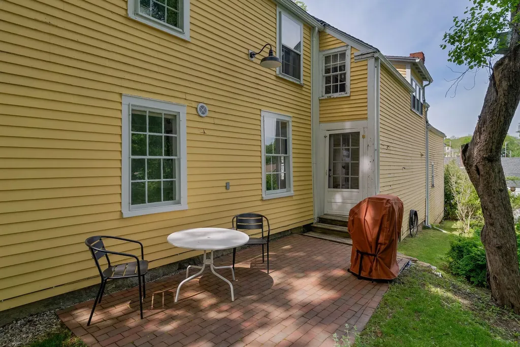 9 Bradbury Street Wiscasset ME 04578