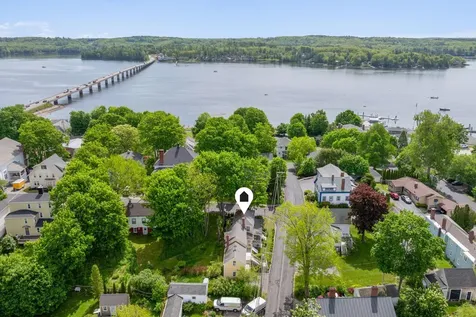 9 Bradbury Street Wiscasset ME 04578