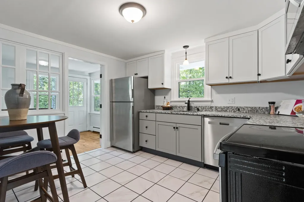 65 Middle Road Falmouth ME 04105
