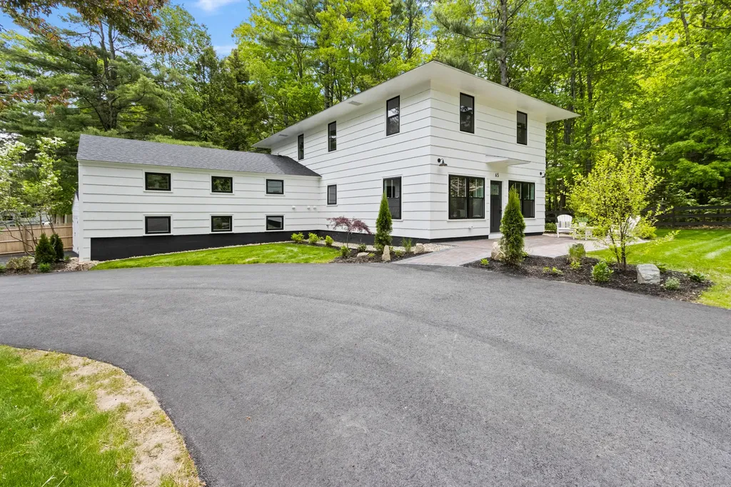 65 Middle Road Falmouth ME 04105
