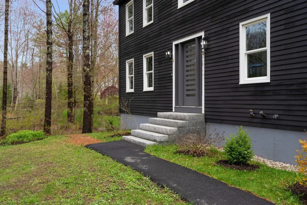 8 Mast Road Scarborough ME 04074