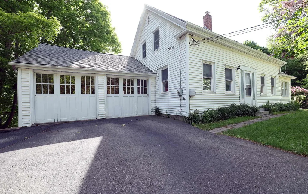 28 Greenville Street Hallowell ME 04347